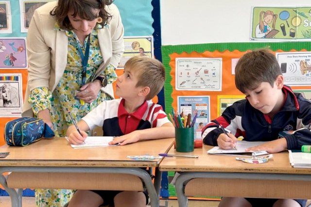 Dos niños estudiantes del British School Xàtiva